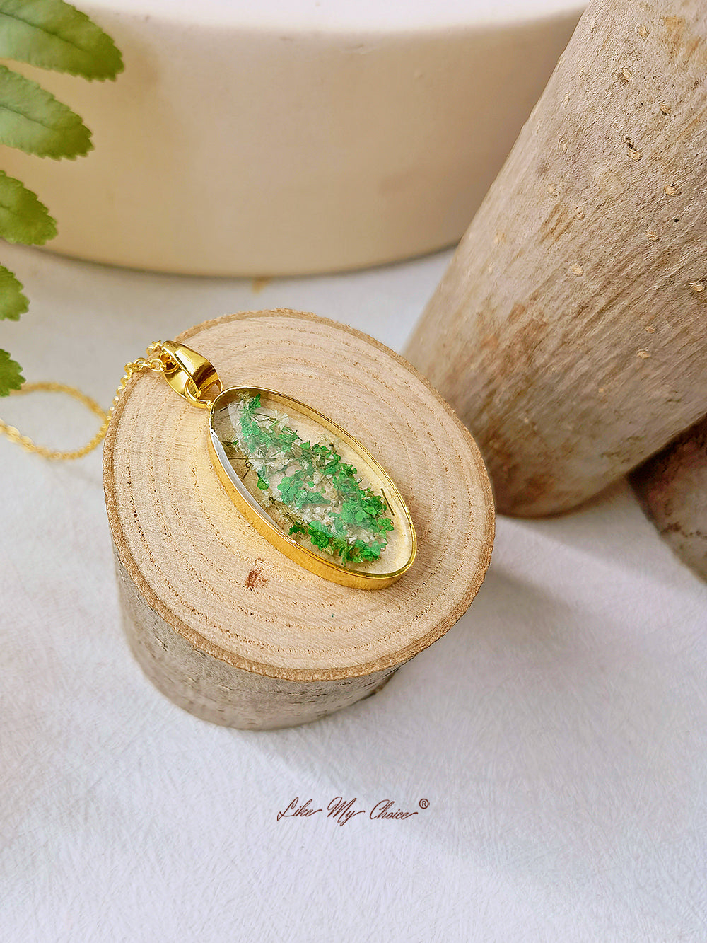 Mini Narcissus Golden Oval Pendant Natural Resin Necklace
