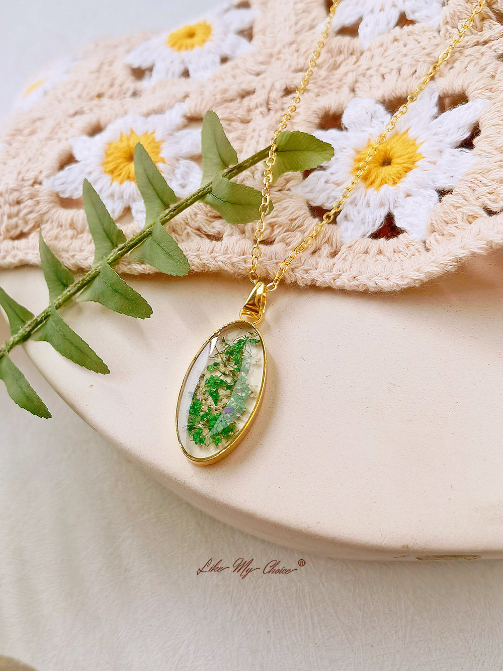 Mini Narcissus Golden Oval Pendant Natural Resin Necklace