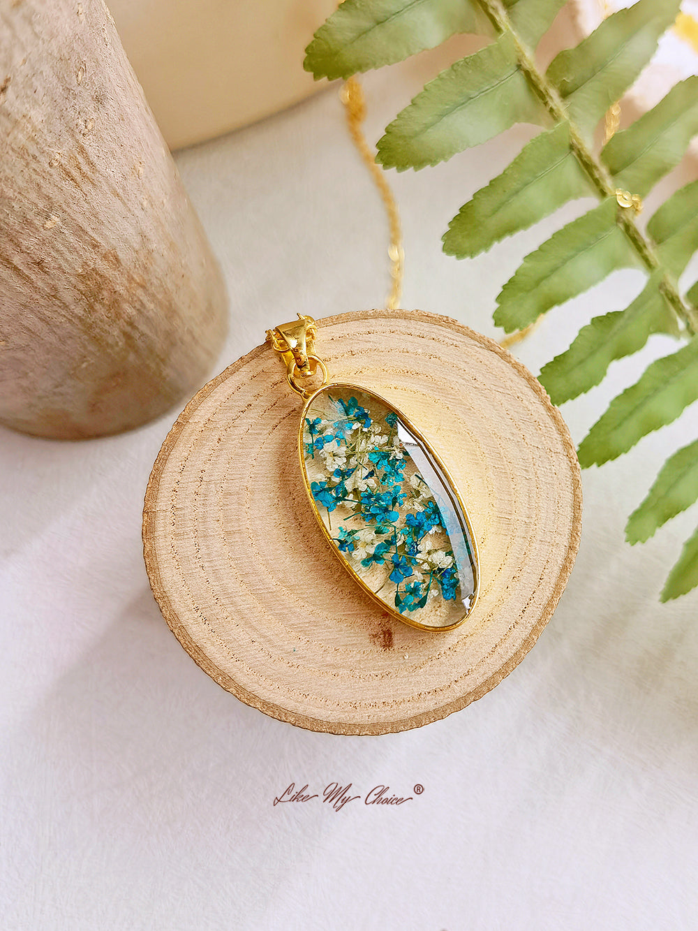 Mini Narcissus Golden Oval Pendant Natural Resin Necklace