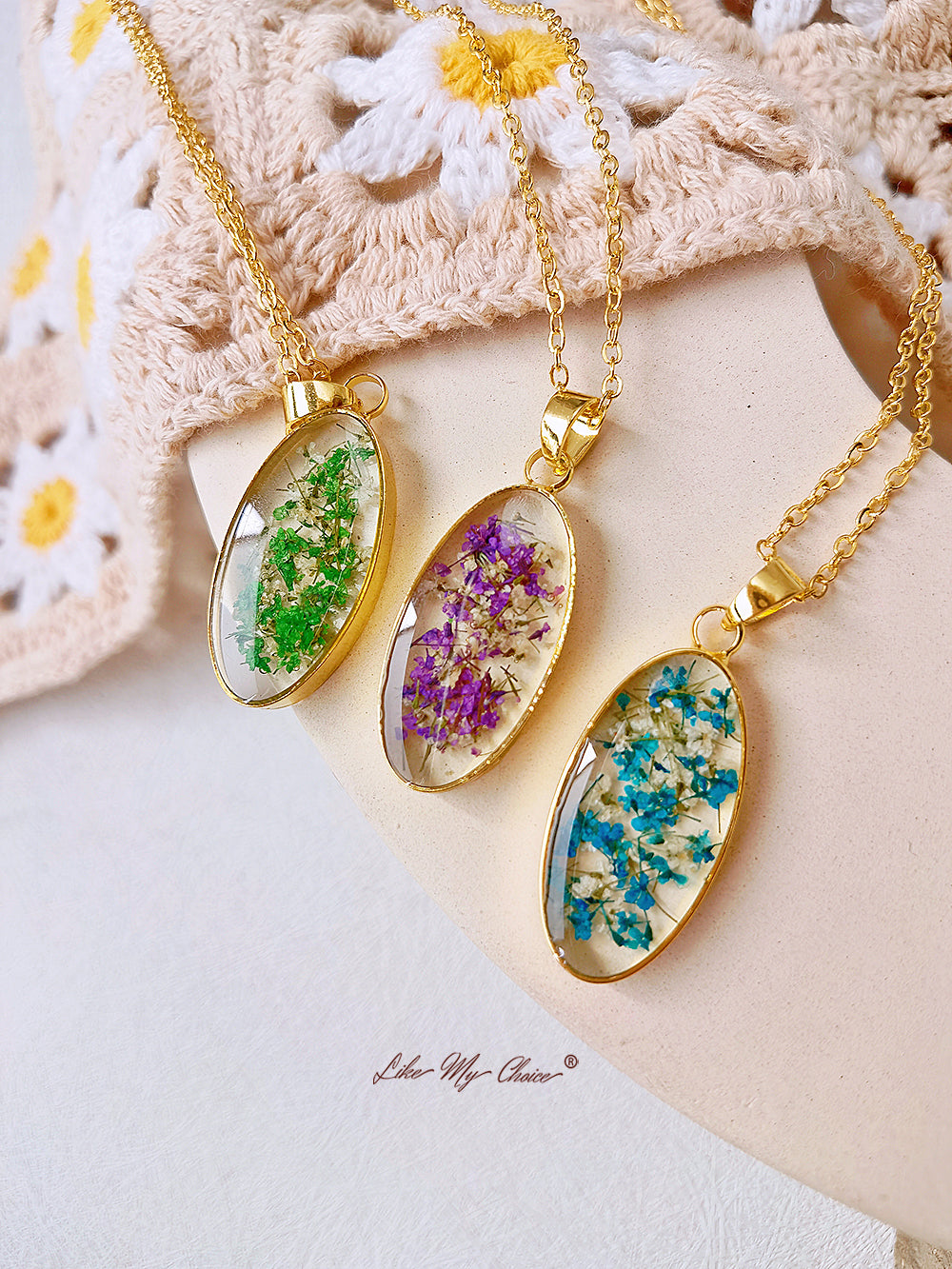 Mini Narcissus Golden Oval Pendant Natural Resin Necklace
