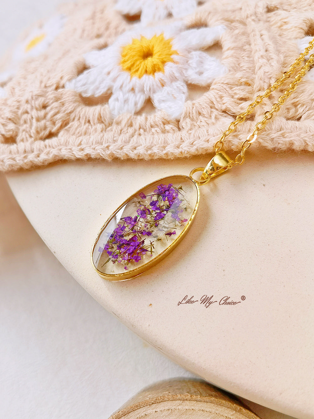 Mini Narcissus Golden Oval Pendant Natural Resin Necklace