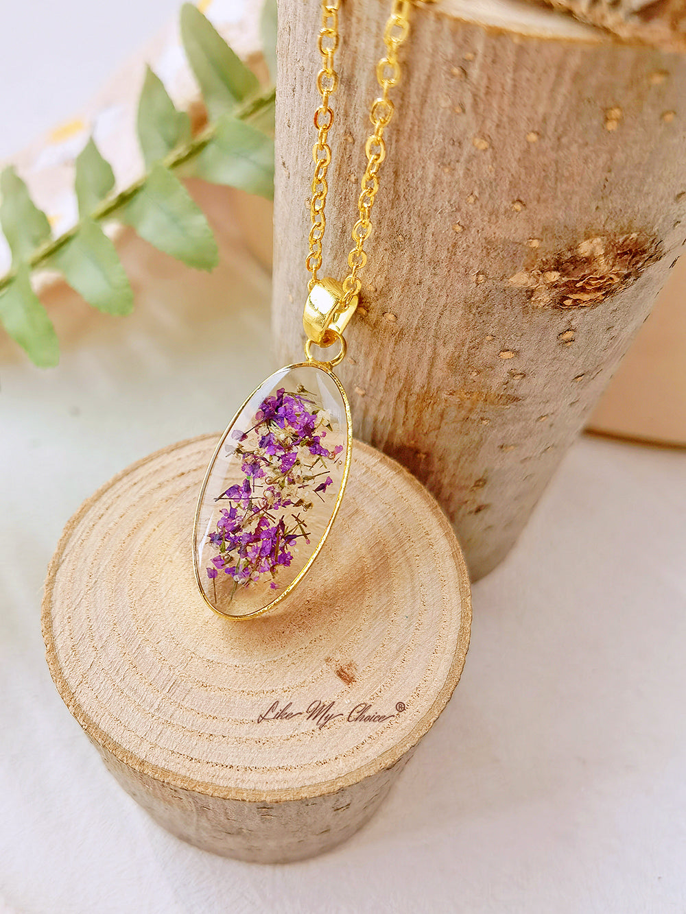Mini Narcissus Golden Oval Pendant Natural Resin Necklace