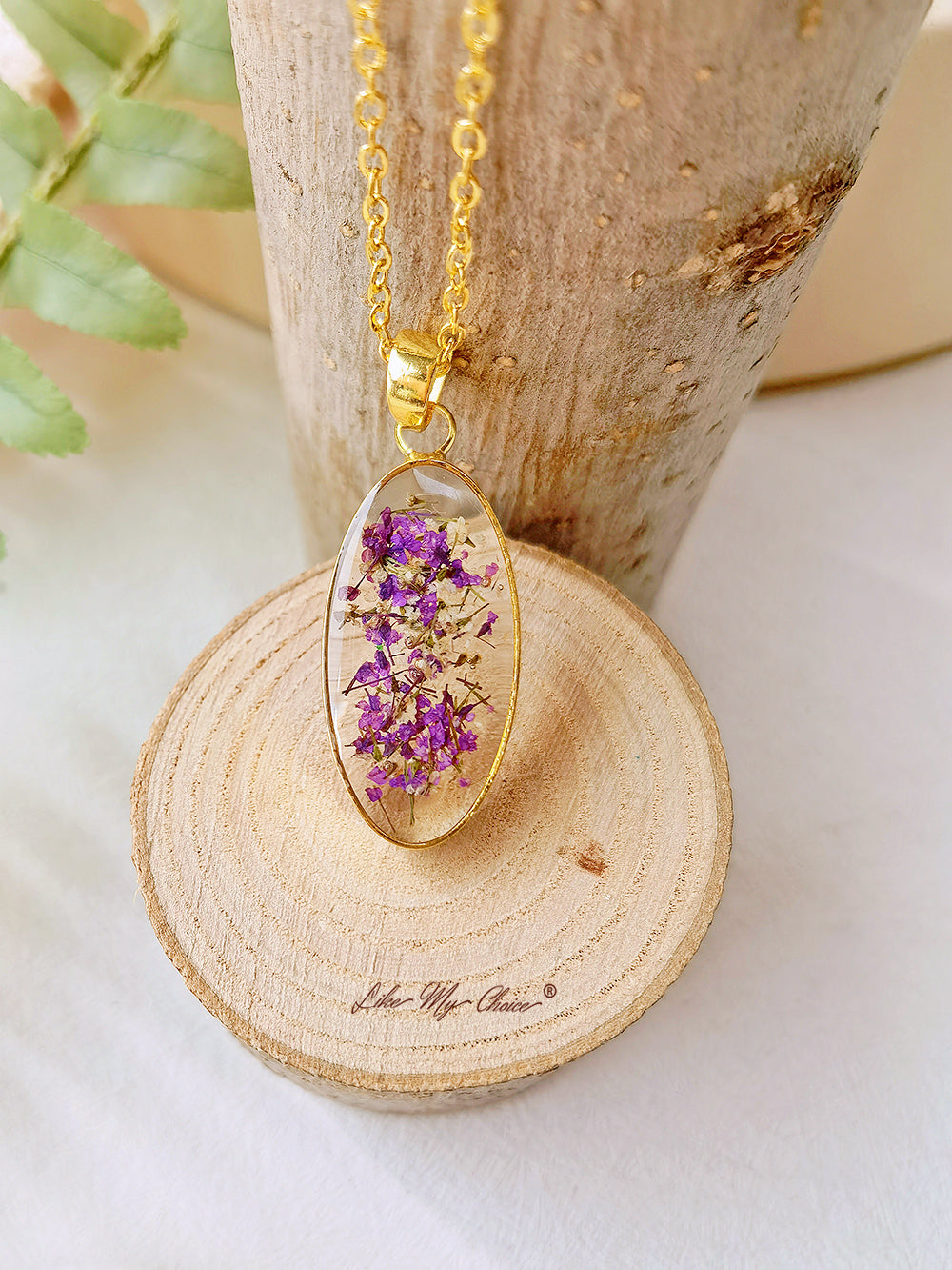 Mini Narcissus Golden Oval Pendant Natural Resin Necklace
