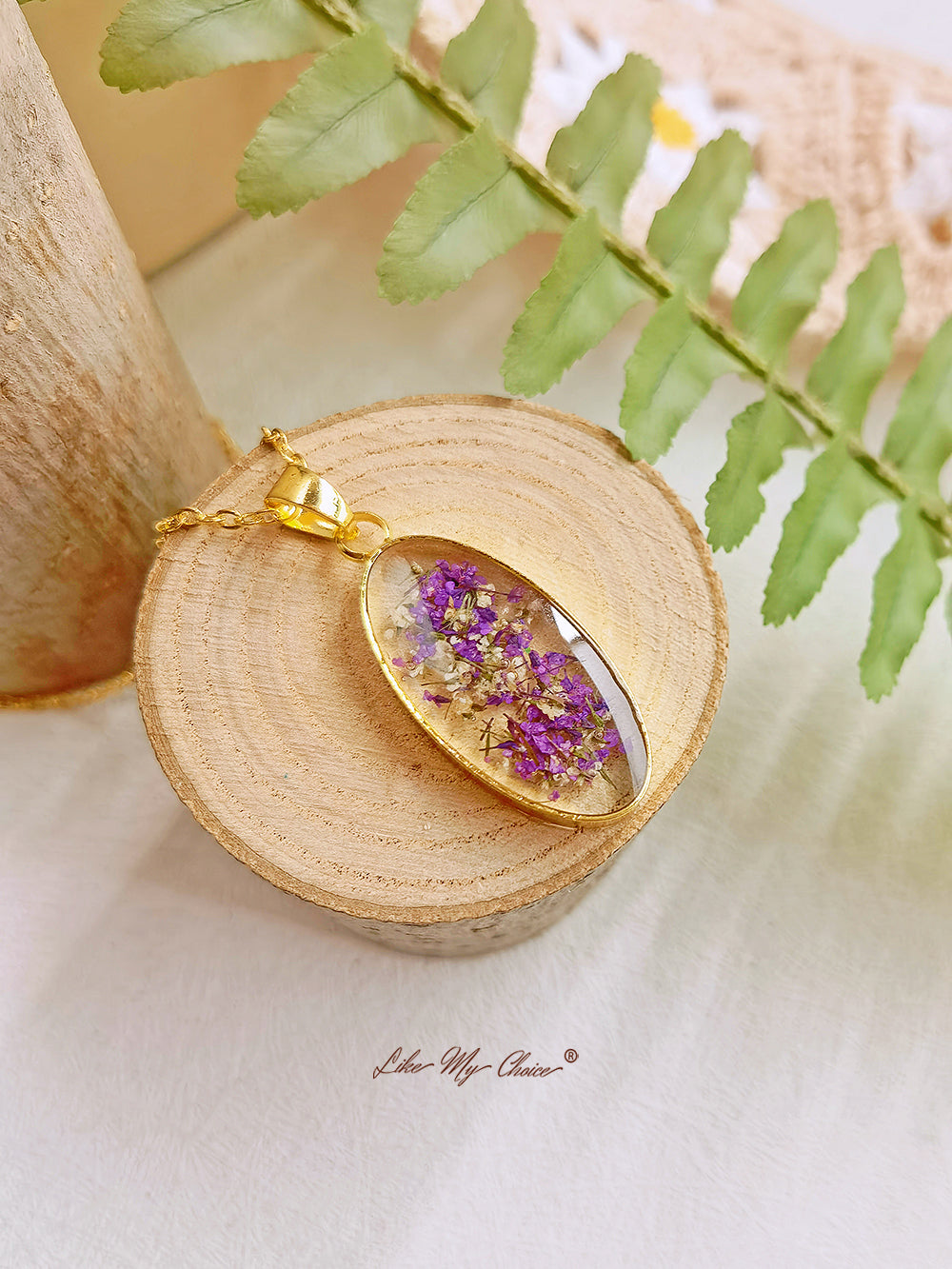 Mini Narcissus Golden Oval Pendant Natural Resin Necklace