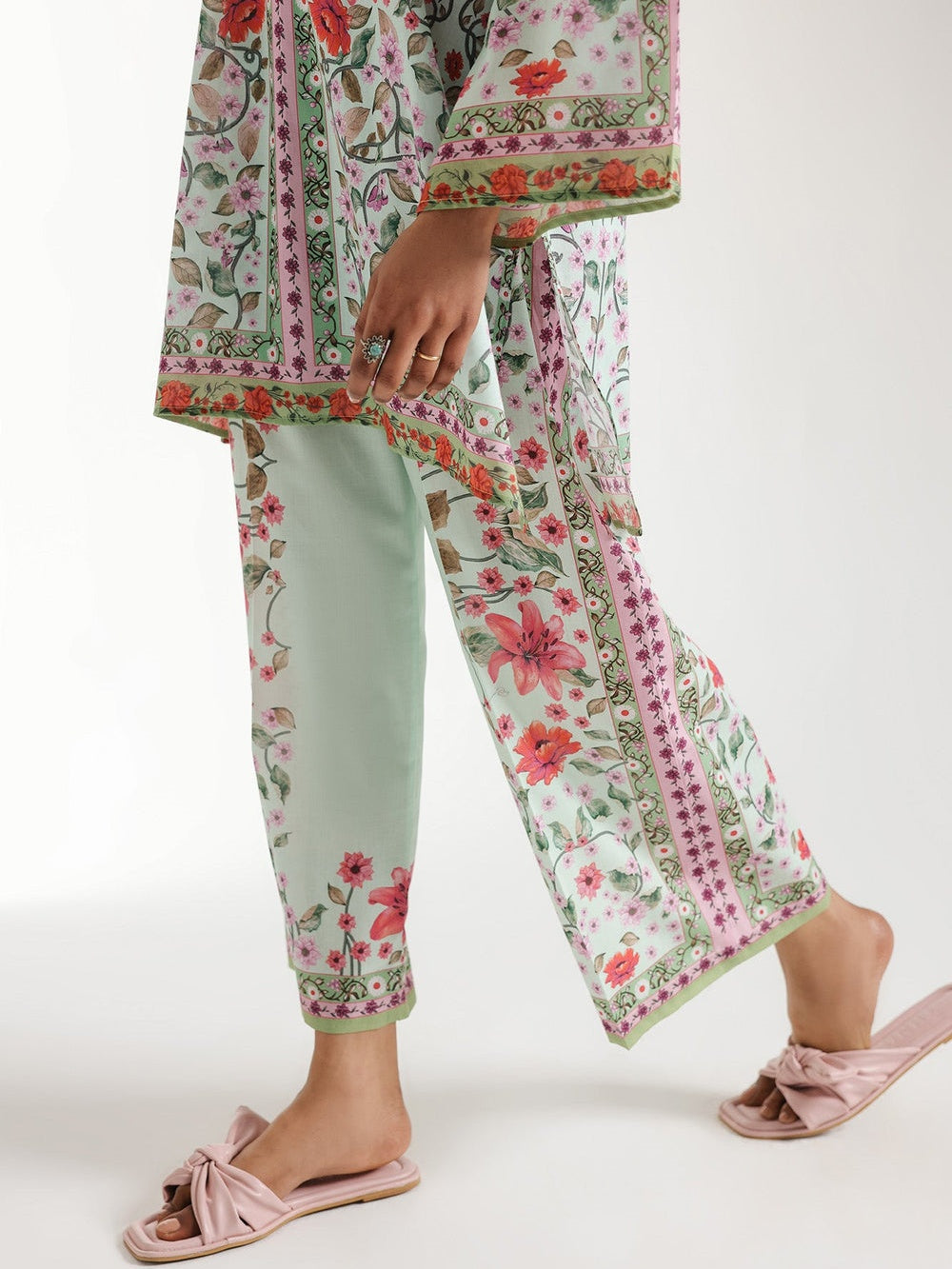 Symmetrical Floral Print Ban Neck Set